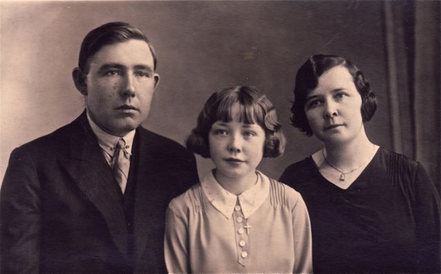 Bij de nationale huis-aan-huis-IQ-test werd telkens een foto genomen. Hier was vader duidelijk geen winnaar.